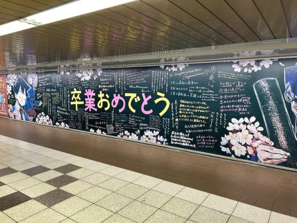 《古见同学有交流障碍症》完结纪念，新宿站现巨型广告
